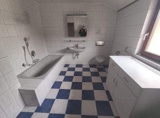 Bad mit Badewanne, Dusche und WaMa Anschlusss Bild 1