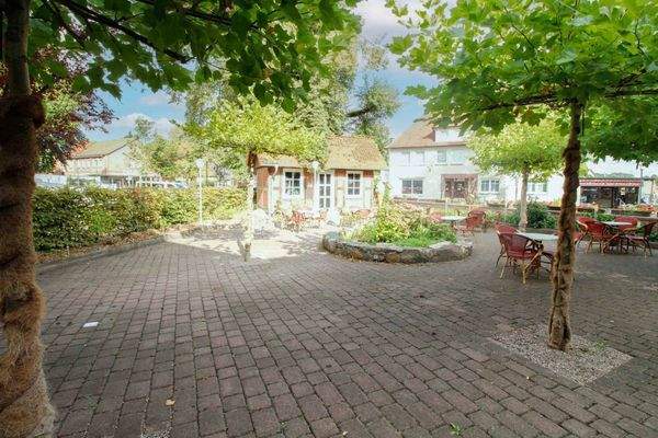 Blick in den Biergarten mit 50 Außenplätzen