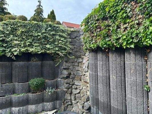 Steinwand mit Wasserlauf