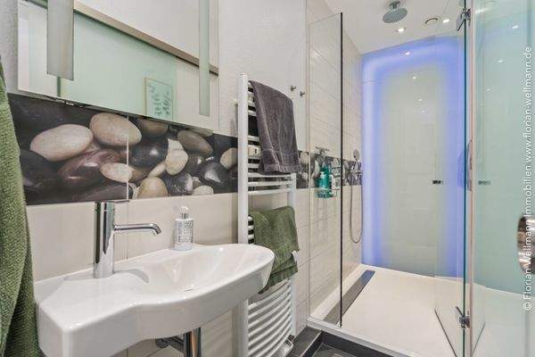 Badezimmer mit Dusche