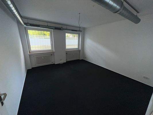 Leerer Raum mit Fenstern