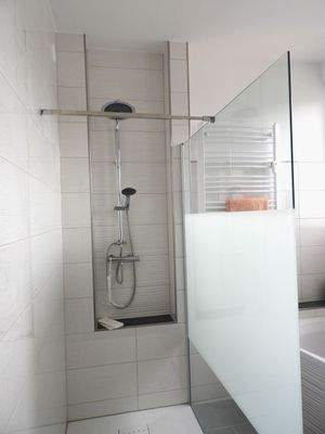  Bad - Regendusche mit AblageG