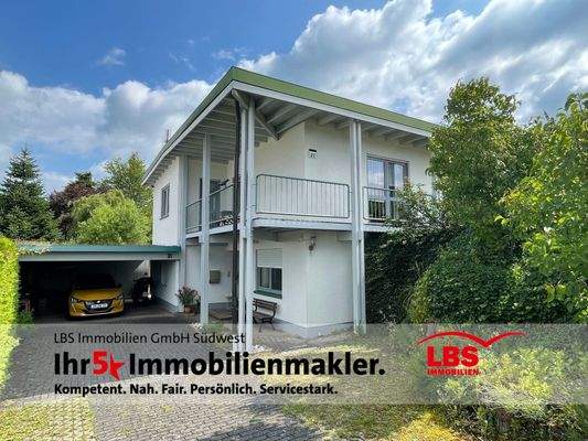 Hauszugang mit Carport