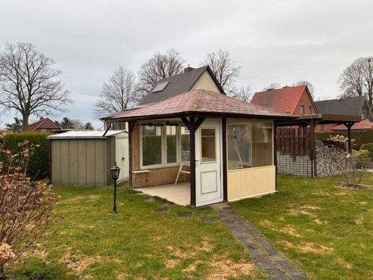 überdachte Sitzgelegenheit