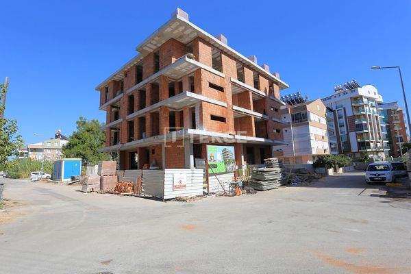 Apartments for Sale in Konyaaltı Arapsuyu in a Complex with Parking