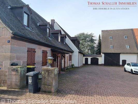 Hausansicht + Hof, bis zu 12 Stellplätze 