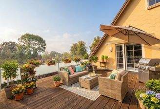 OG Terrasse (Möbel KI)