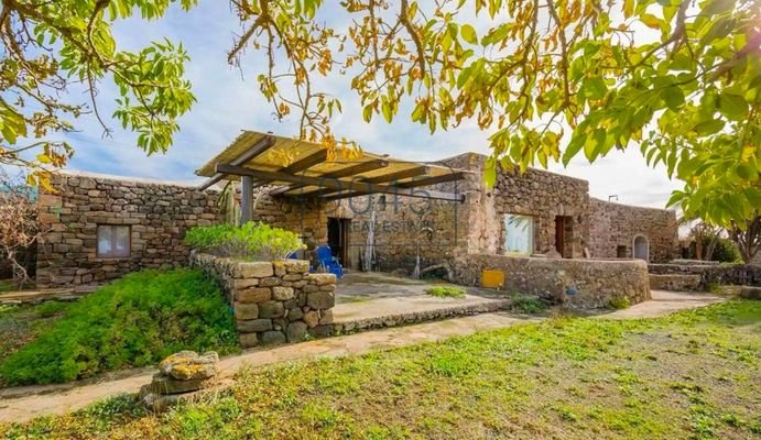 Authentische Dammusi mit Meerblick auf der Insel Pantelleria - Italien