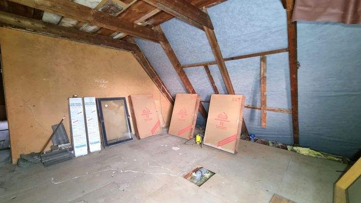 Dachgeschoss links mit 4 verpackten Dachfenstern