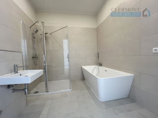 Vollbad mit bodengleicher Dusche