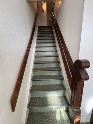 Holztreppe in das Dachgeschoss