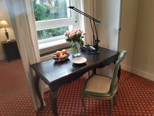 Schreibtisch mit Blick in den Garten