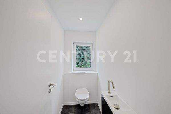 OG separates WC mit Tageslicht