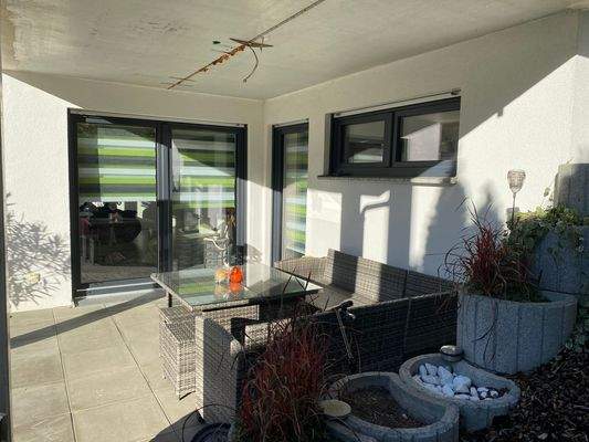 Moderne Terrasse mit Sitzgruppe