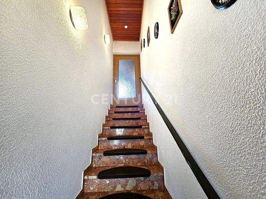 Treppenhaus zwischen EG. und OG.