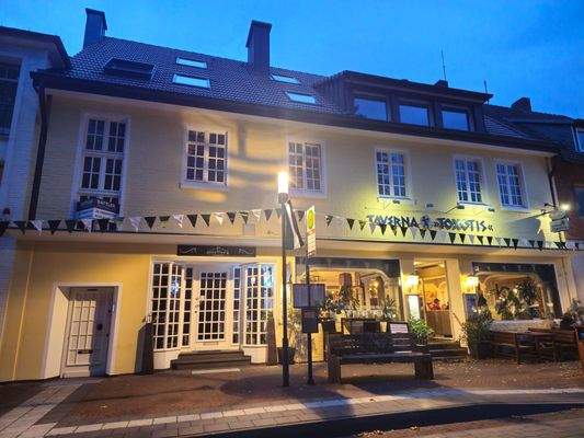 Frontansicht bei Nacht