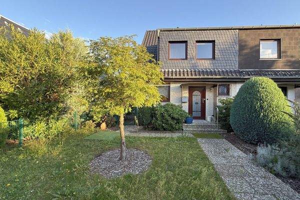 Vorgarten mit Zugang zum Grundstück