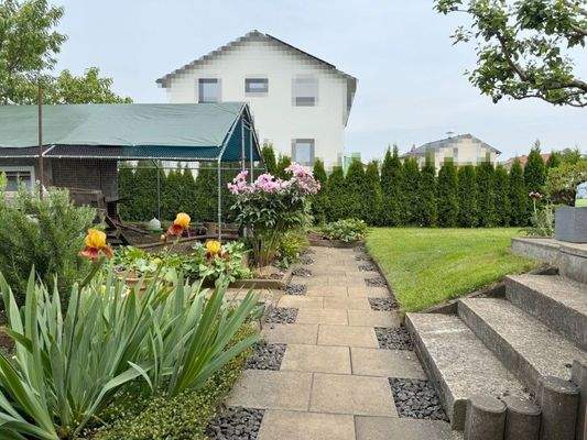 Garten mit Gemüsebeet 