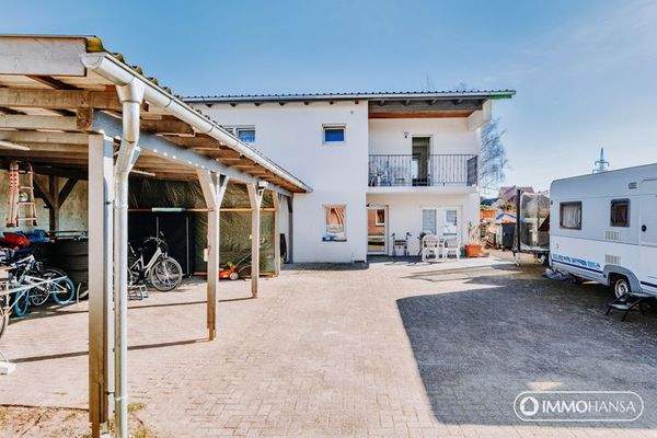 Carport und Hinterhaus