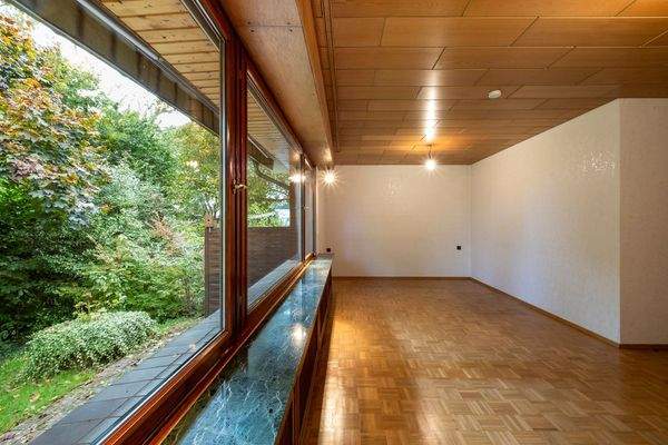 Lichtdurchflutete Fensterfront mit viel Tageslicht