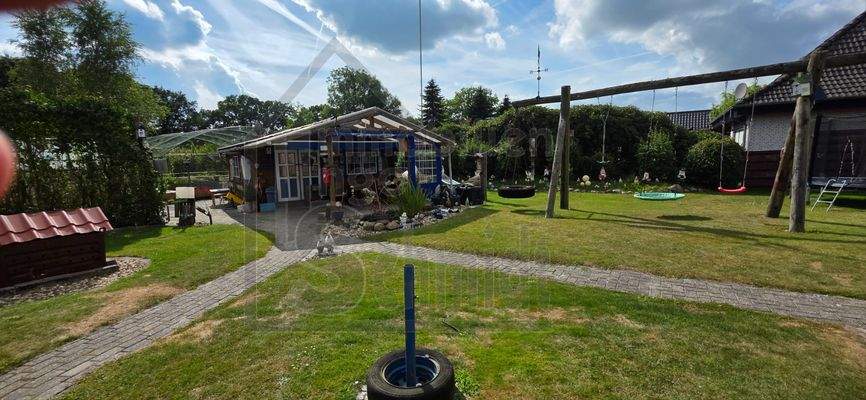 Garten mit Blockhütte