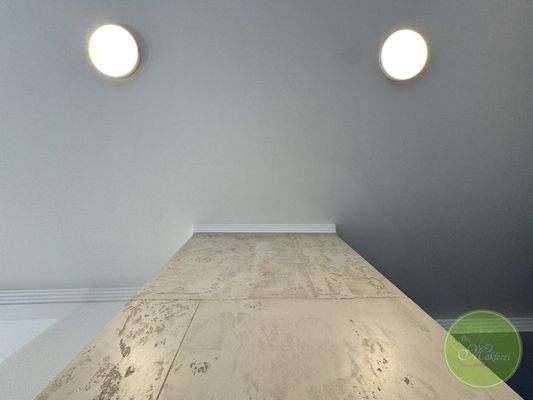 ... großen Deckenspots, ...