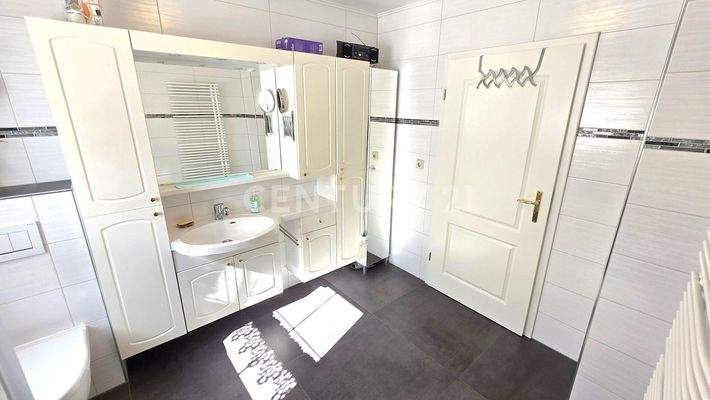 Gegenseite des neuen Badezimmers mit dem großen Waschtisch