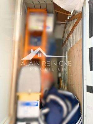 zus. Stauraum unter Treppe