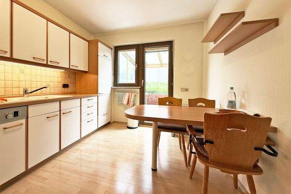 Küche mit Terrassenzugang