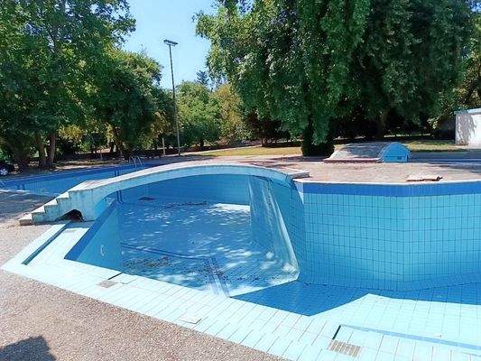 Kreta, Vryses: Wohngebäude mit Pool und Bergblick zu verkaufen – Ideale Investition im Apokoronas!