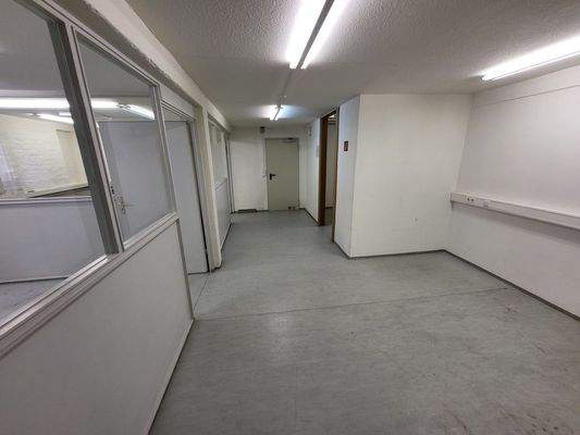 1. OG: Flur zu sep. Räumen