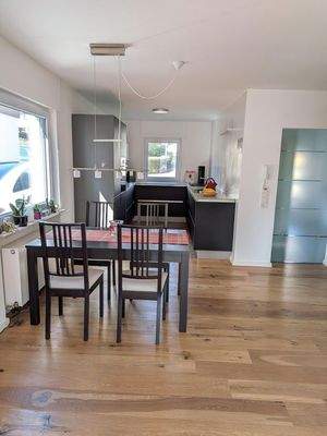 Essbereich mit Blick in Küche