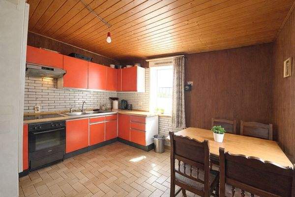 zeitlose Einbauküche mit separatem Essbereich