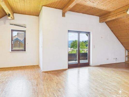 großes Zimmer im 1. Stock