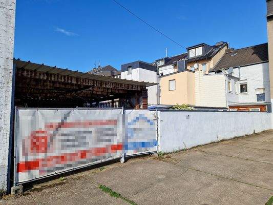 Rückseite mit der Doppelgarage