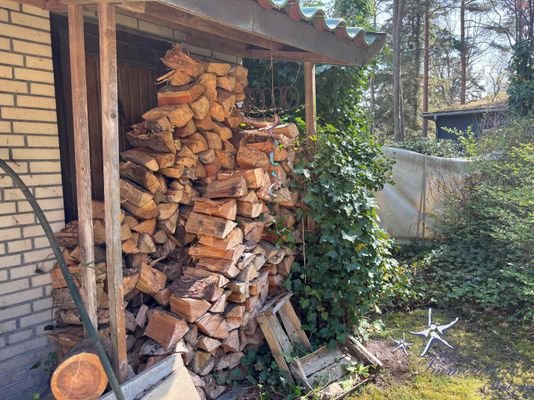 Holzunterstand