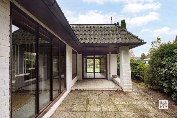 Zwei überdachte Terrassen für eine entspannte Zeit im Freien