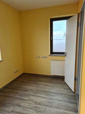 Bereitszimmer mit Dusche_Bild 2.jpg