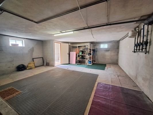 sehr großer privater Keller (auch vom Garten aus begehbar)