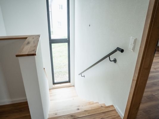 ...mit großer Fensterfront