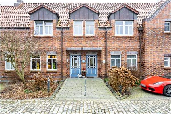 Außenansicht auf den Haupteingang des Hotels