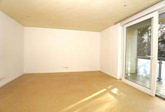 Wohnzimmer mit Balkon