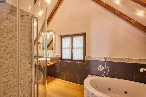 Großes Badezimmer im DG