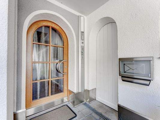 Klingelsäule mit Zahlencode und Fingerprint