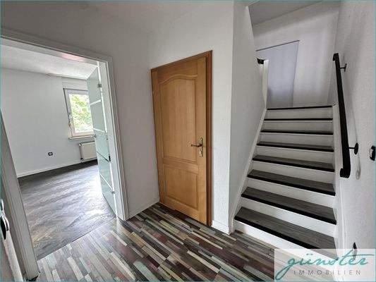 OG Eingangsbereich mit Innentreppe ins Dachgeschoss