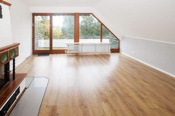 Wohnbereich mit heller Fensterfront