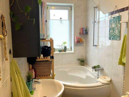 Tageslichtbad mit Eckwanne