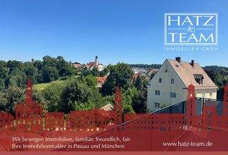 Hatz und Team mit Blick auf die Kirche