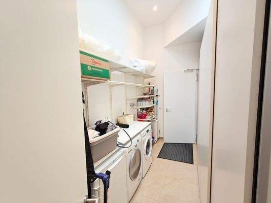 Hauswirtschaftsraum mit Zugang zur Garage