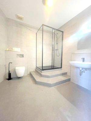 AnKaSa Immobilien GmbH_Maklerempfehlung Leipzig_Lützen_Markkleeberg_Markranstädt_2 Raum Wohnung_1.OG_Innenliegendes Badezimmer mit Dusche